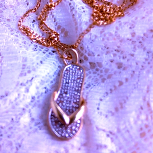 14 K Yellow GOLD TEN DIAMONDS INLAID SLIPPER ( FLIP FLOP ) PENDANT NECKLACE - Picture 4 of 6